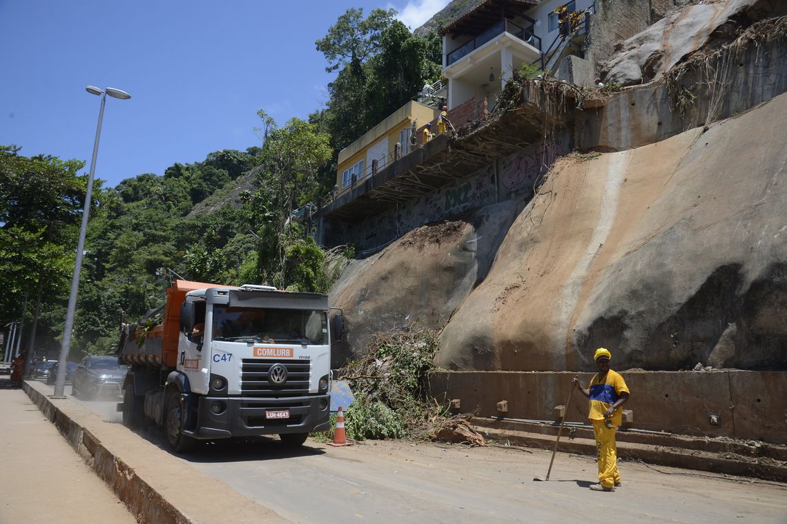 Tânia Rêgo/Agência Brasil Avenida Niemeyer, em São Conrado, foi parcialmente liberada hoje (9). O tráfego na via é feito de maneira reduzida. Equipes da prefeitura trabalham na contenção das encostas, remoção da lama e retirada de árvores com ameaça de queda.