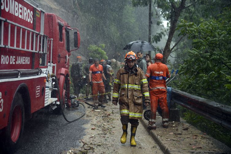 Bombeiros trabalham na remoção de três corpos de dentro de um táxi soterrado na Avenida Carlos Peixoto, em Botafogo, após as chuvas que atingiram o Rio de Janeiro.