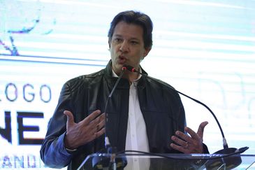 José Cruz/Agência Brasil/Agência Brasil O candidato à Vice-Presidência da República, Fernando Haddad, do PT, discursa durante o evento, Diálogos Eleitor, realizado pela União Nacional de Entidades do Comércio e Serviços (Unecs).