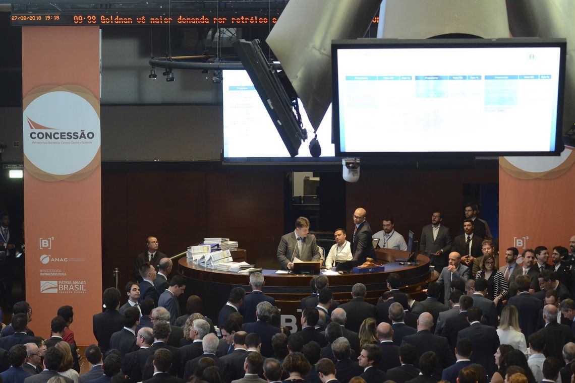 Rovena Rosa/Agência Brasil Governo leiloa 12 aeroportos brasileiros, na sede da B3 (Bovespa), em São Paulo. Esta é quinta rodada de leilão de aeroportos e prevê a concessão dos terminais divididos em três blocos: Nordeste; Sudeste e Centro-Oeste.