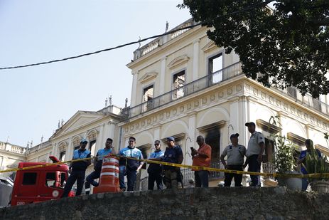 Bombeiros e Defesa Civil trabalham após incêndio no Museu Nacional, na Quinta da Boa Vista, na zona norte do Rio.