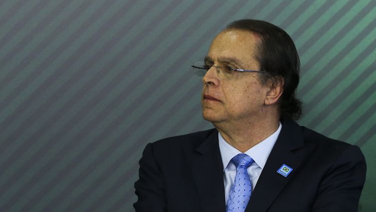 - Caio Luiz de Almeida Vieira de Mello, ministro do Trabalho, suspendeu por 90 dias todos os procedimentos de análise e publicações relativas ao registr