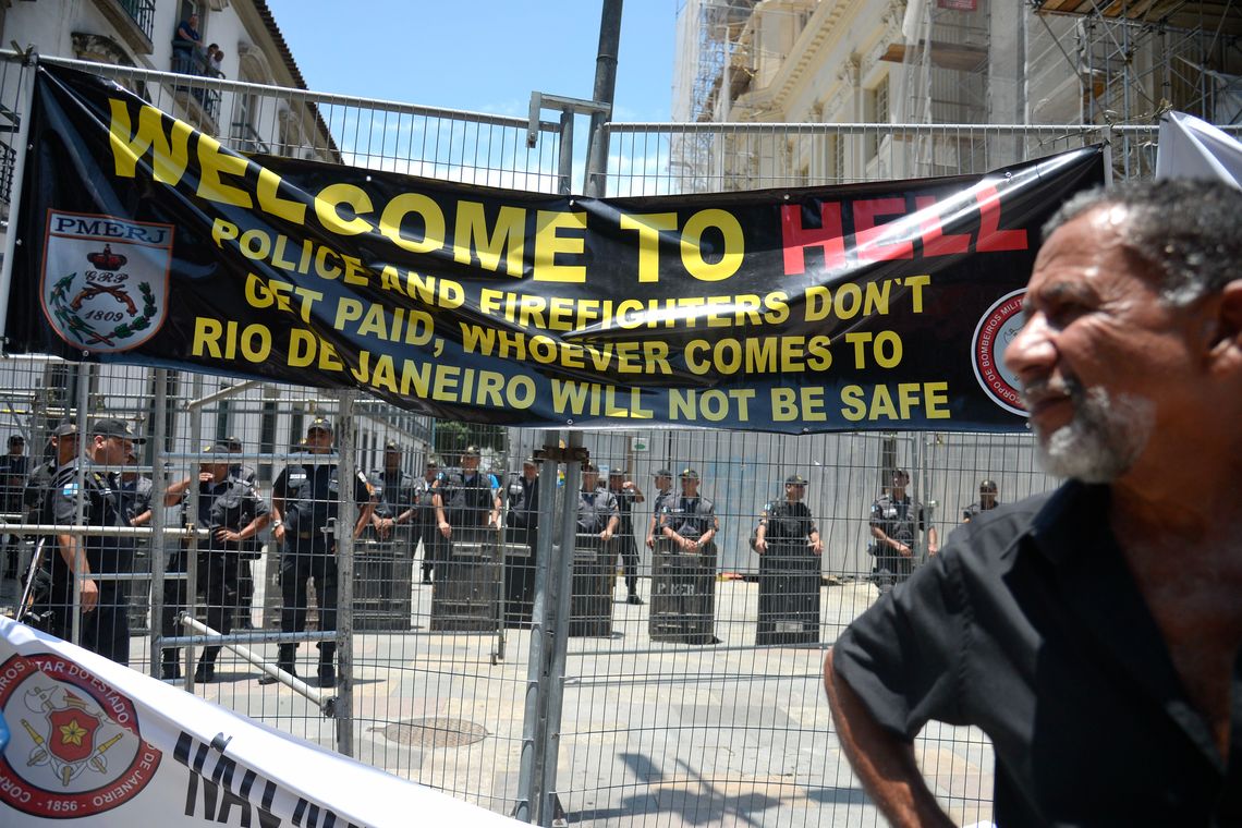 Tânia Rêgo/Agência Brasil Rio de Janeiro - Servidores protestam contra o pacote de cortes do governo do estado em frente ao prédio da Alerj (Tânia Rêgo/Agência Brasil)