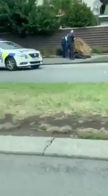 Reuters/Social Media A polícia prendeu um suspeito após o tiroteio em duas mesquitas em Christchurch, Nova Zelândia, em 15 de março de 2019