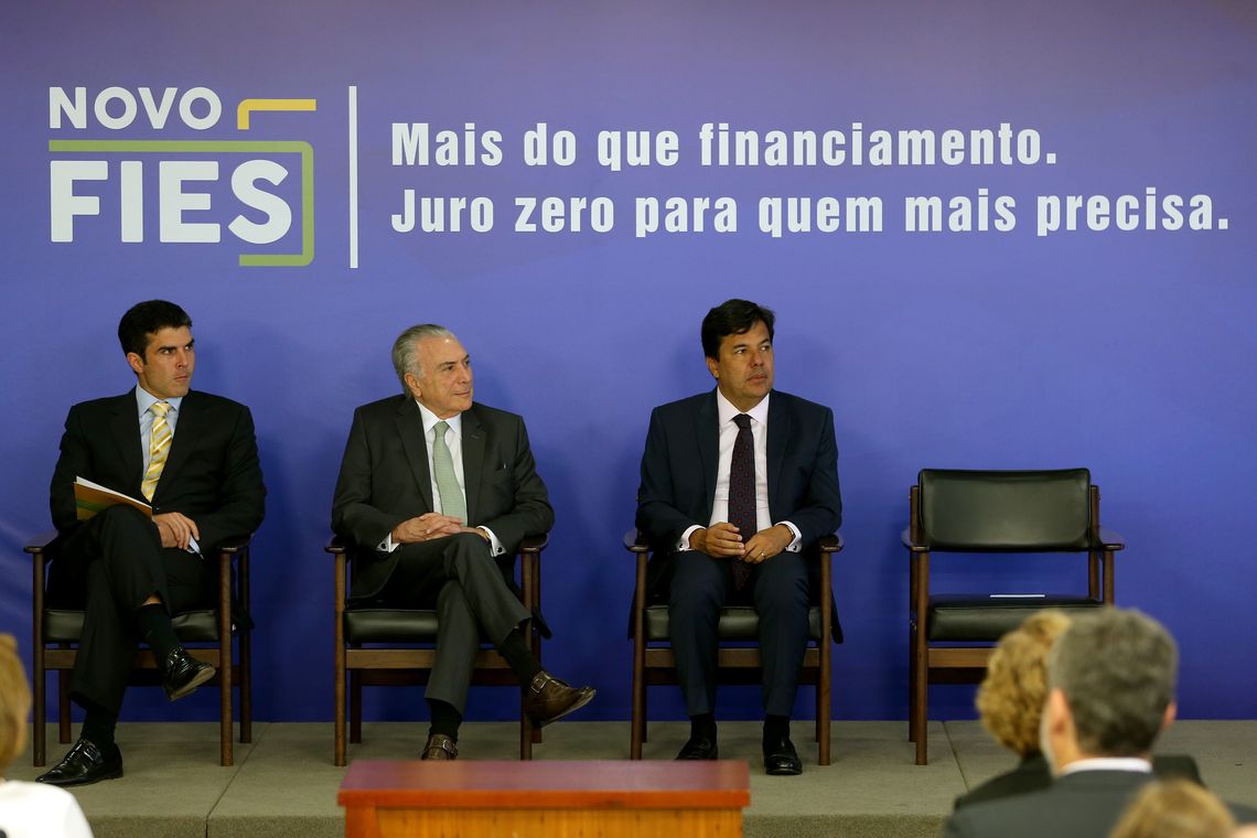 Wilson Dias/Agência Brasil Brasília - O ministro da Integração Nacional, Helder Barbalho, o presidente Michel Temer e o ministro da Educação, Mendonça Filho durante solenidade de sanção da Lei do Novo Fies (Wilson Dias/Agência Brasil)