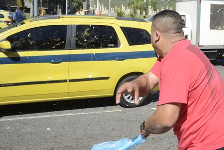 Taxistas protestam em frente Ã  prefeitura, na Cidade Nova, regiÃ£o central do Rio.