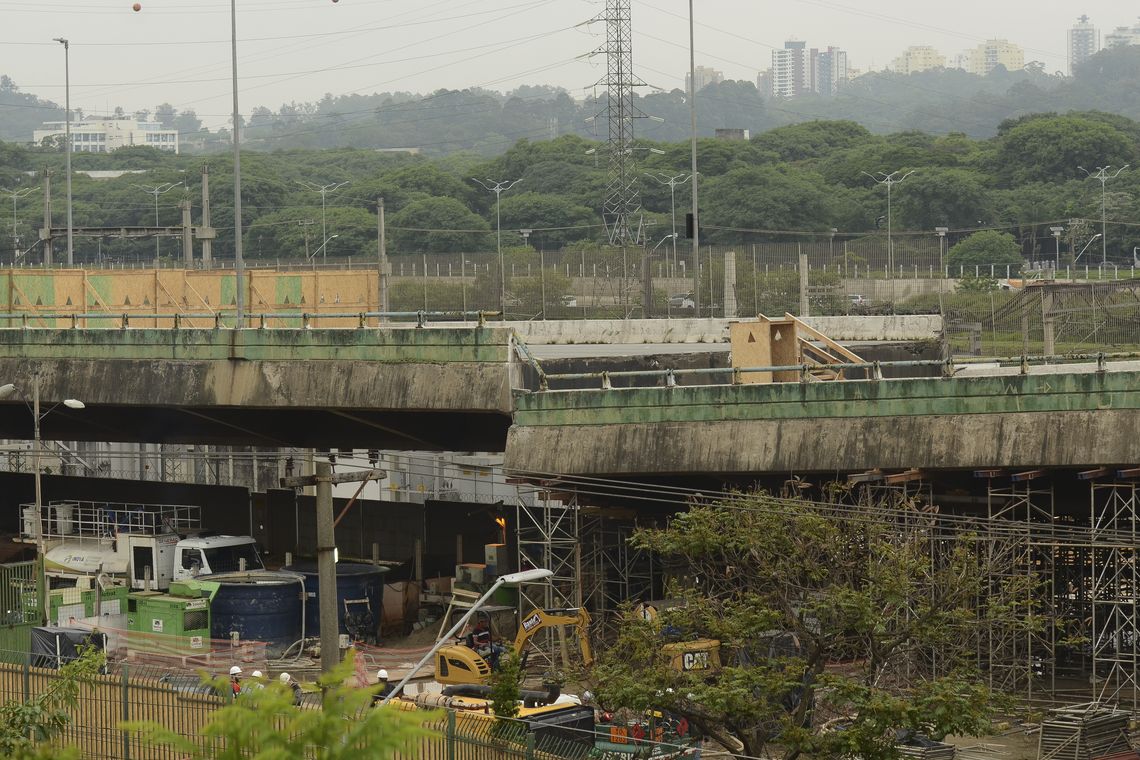 Viaduto que cedeu na pista expressa da Marginal Pinheiros na Ãºltima quinta-feira (15), na altura do Parque Villa Lobos, zona oeste de SÃ£o Paulo.