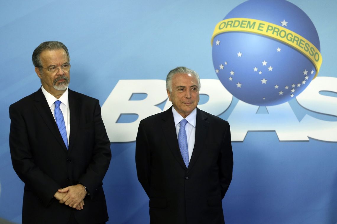 Valter Campanato/Agência Brasil O ministro da Segurança Pública, Raul Jungmann, e o presidente Michel Temer durante cerimônia de sanção da lei que cria o Sistema Único de Segurança (SUSP), no Palácio do Planalto.