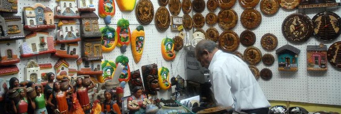 Guatemala Cidade da Guatemala (Guatemala) - Peças de artesanato guatemalteco podem ser encontradas no mercado da capital.