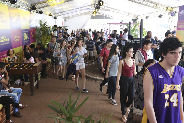 Valter Campanato/Agência Brasil Candidatos aguardam abertura do portões do UniCEUB em Brasília, para o primeiro dia de provas do Enem 2018