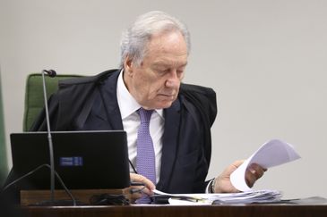 O presidente da Segunda Turma do STF, Ricardo Lewandowski, durante sessão plenária para julgamento de recurso que questiona a liberdade concedida a José Dirceu, e inquérito contra o senador Aécio Neves, entre outros processos. 