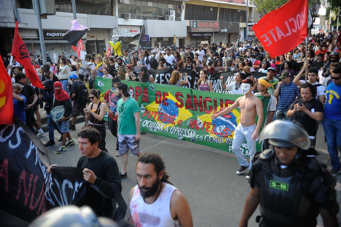 Tomaz Silva/Agência Brasil Protesto contra a Copa do Mundo na Praça Saens Peña. Os manifestantes pretendiam seguir em direção ao Estádio Maracanã, mas foram impedidos por um forte esquema de segurança (Tomaz Silva/Agência Brasil)