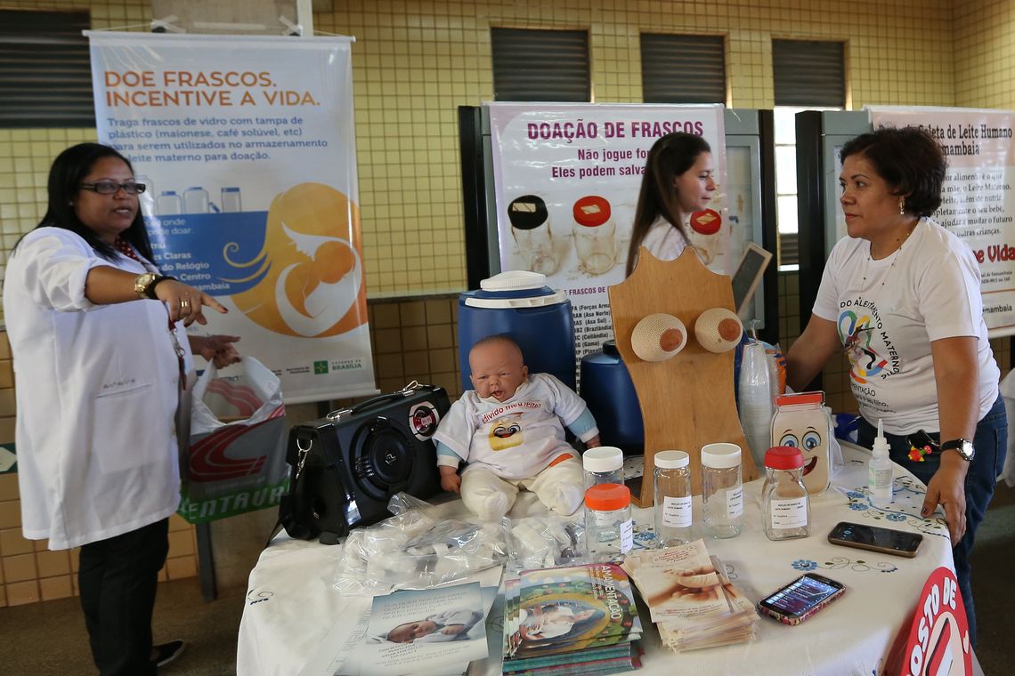 Brasília - Mães fazem mamaço na Estação do Metrô de Samambaia para superar o preconceito contra amamentar em público e incentivar a doação de leite materno (Elza Fiuza/Agência Brasil)