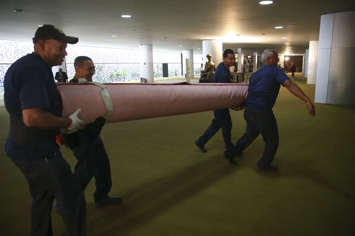 A cerimÃ´nia de posse do presidente Jair Bolsonaro no Congresso Nacional vai envolver um grande contingente dos servidores do Senado Federal e da CÃ¢mara dos Deputados,que fazem ultimos ajustes para cerimonia. 