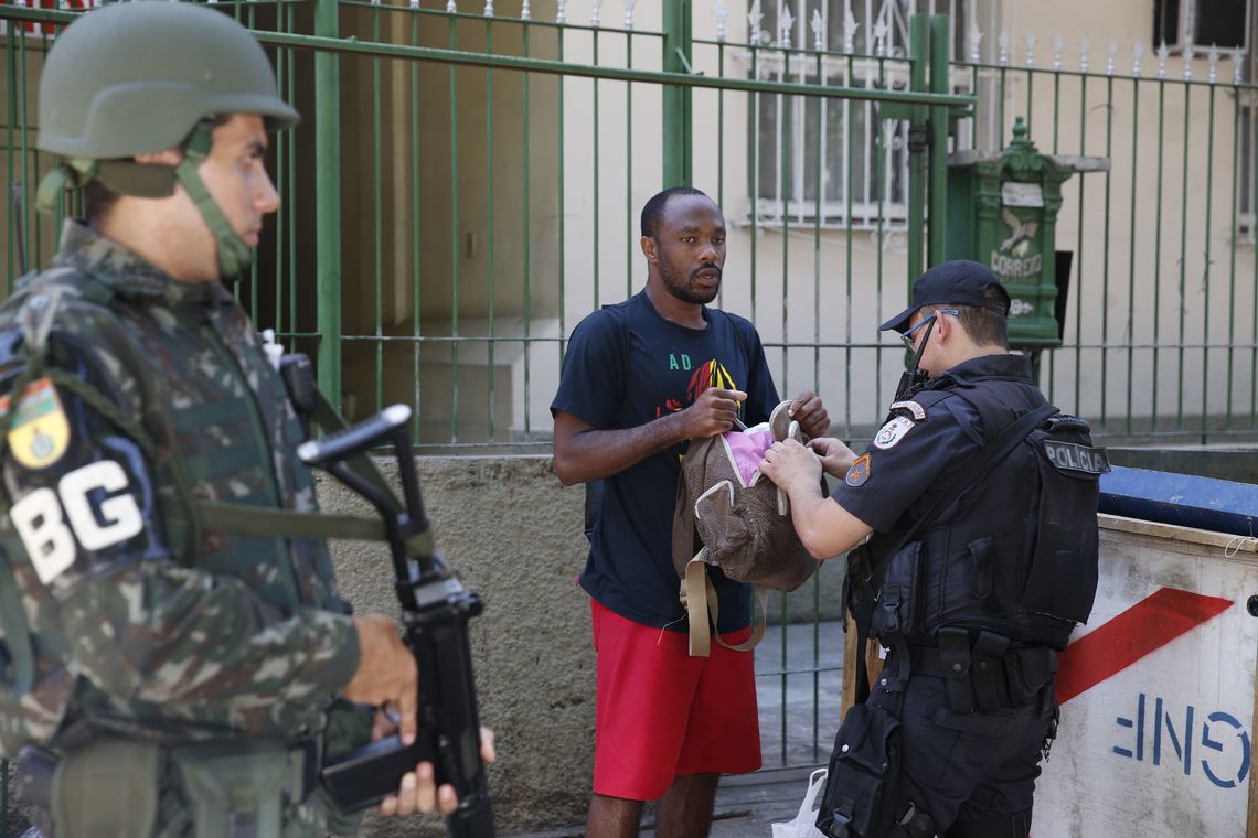 Tânia Rêgo Rio de Janeiro - Operação feita pelas polícias Civil e Militar, com o apoio das Forças Armadas, da Força Nacional de Segurança e da Polícia Federal, no Morro dos Macacos, em Vila Isabel, zona norte do Rio. (Foto: Tânia Rêgo/Agência Brasil)