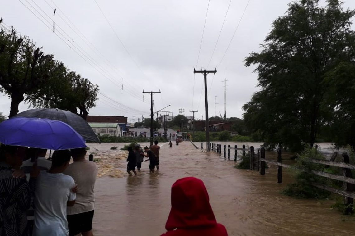 Divulgação/Corpo de Bombeiros de Paulo Afonso Duas rachaduras na Barragem do Quati, no curso do Rio do Peixe, no povoado de Pedro Alexandre, na divisa da Bahia com Sergipe, estão causando inundações de áreas e bairros do município de Coronel João Sá, a 30 km da barragem.