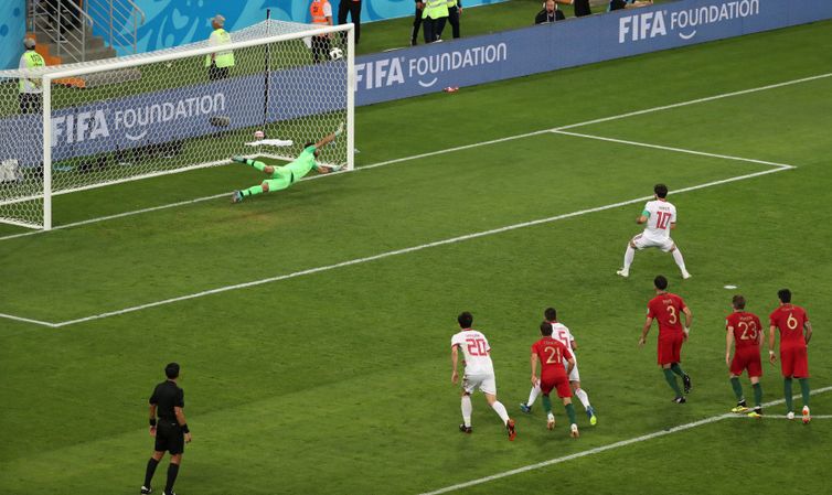 Copa 2018: Irã e Portugal. Karim Ansarifard, do Irã, marca o primeiro gol da equipe.
