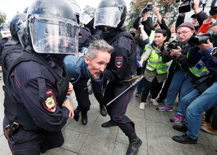 Law enforcement officers detain participants in a rally calling for opposition candidates to be registered for elections to Moscow City Duma, the capital&#039;s regional parliament, in Moscow, Russia August 3, 2019. REUTERS/Tatyana Makeyeva