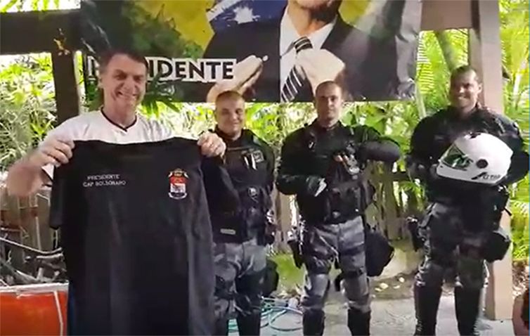 Resultado de imagem para Policiais do Batalhão de Choque homenageiam Bolsonaro