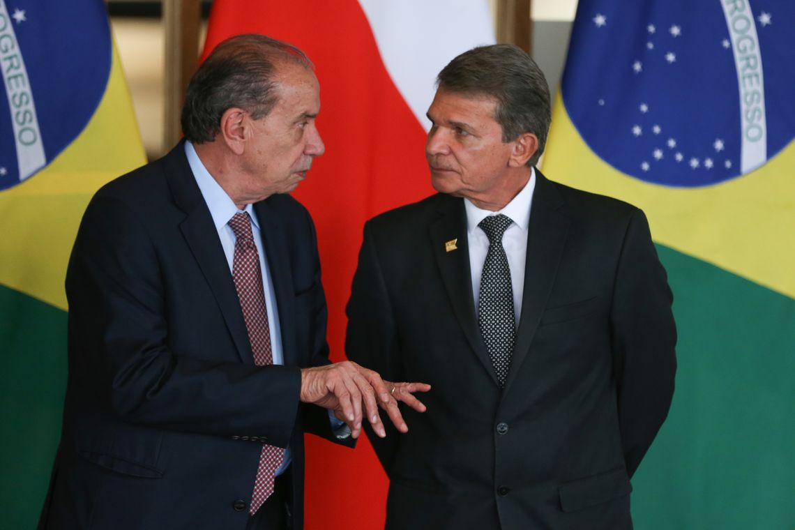Fabio Rodrigues Pozzebom/Agência Brasil Os ministros das Relações Exteriores, Aloysio Nunes, e da Defesa, Joaquim Silva e Luna durante assinatura de atos e declaração à imprensa, após a I Reunião do Diálogo Político-Militar Brasil-Chile.