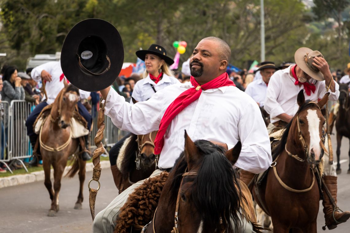 Daniel Isaia/Agência Brasil Porto Alegre - Gaúchos festejam o Dia da Revolução Farroupilha com desfiles, acampamentos tradicionalistas, apresentações artísticas e outros eventos nos quais a cultura gaúcha é exaltada (Daniel Isaia/Agência Brasil)