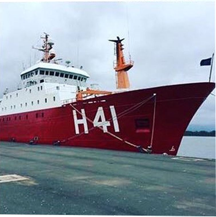 Navio Almirante Maximiano, da Marinha, é uma das embarcações que participam das buscas ao submarino argentino desaparecido