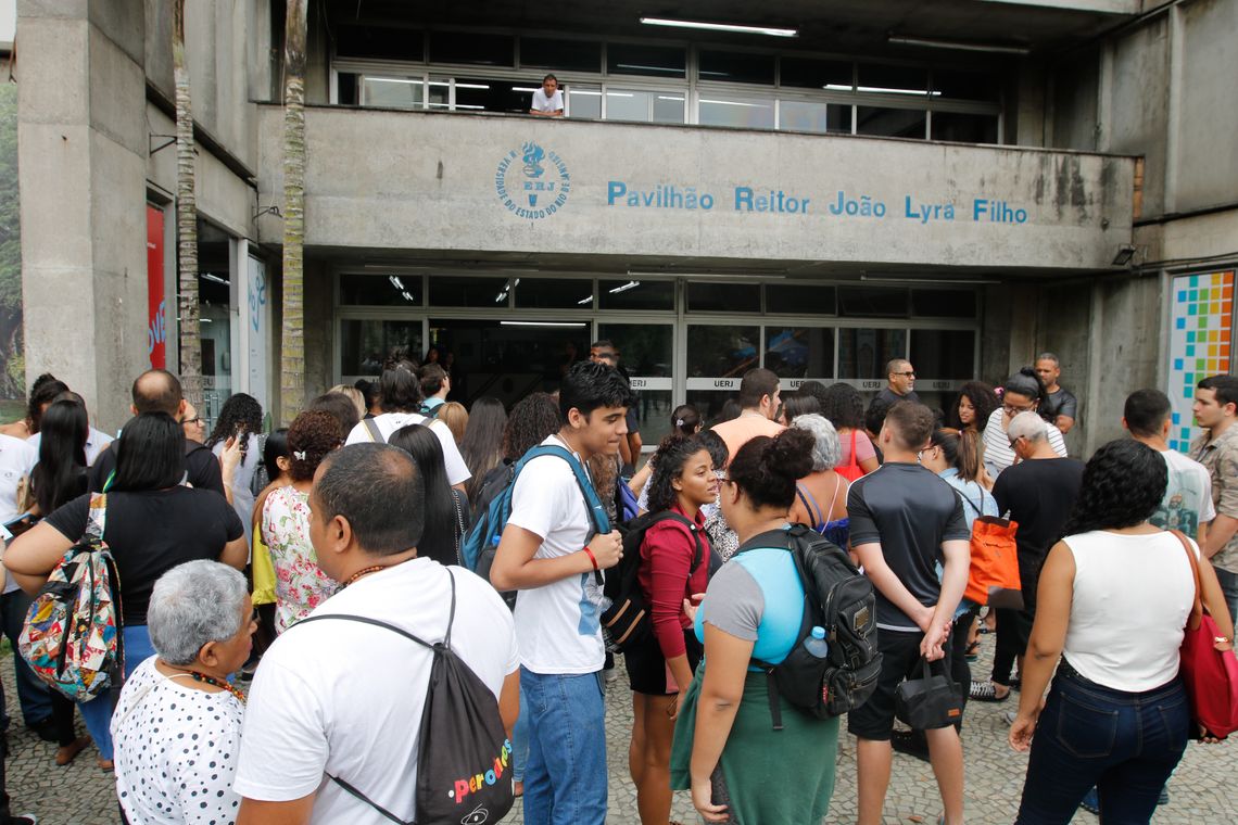  Estudantes fazem segundo dia de provas do ENEM, na UERJ