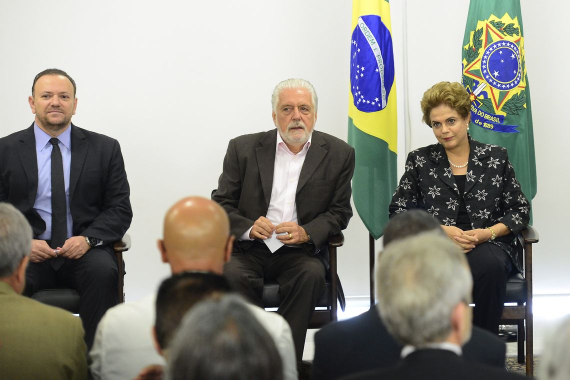 José Cruz/Agência Brasil Brasília - A presidenta Dilma Rousseff participa da solenidade de assinatura de contratos de patrocínio de futebol (José Cruz/Agência Brasil)