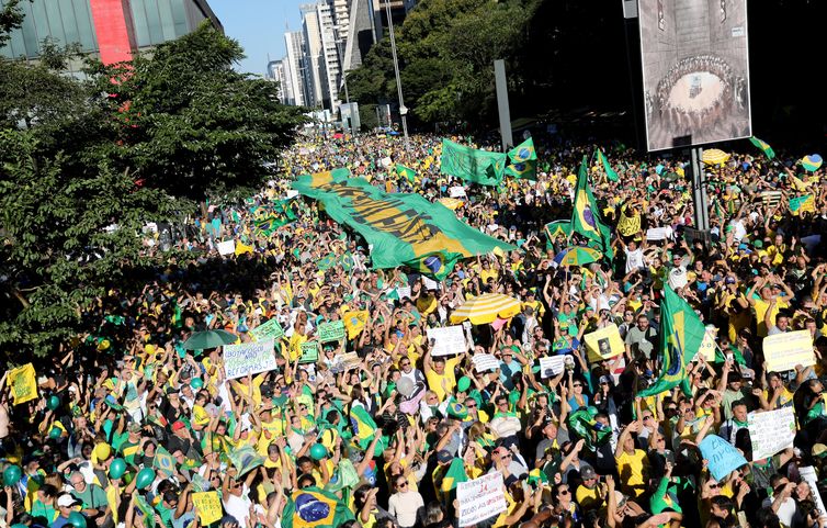 Pessoas participam de manifestaÃ§Ã£o prÃ³-governo na avenida Paulista em SÃ£o Paulo, Brasil, em 26 de maio de 2019