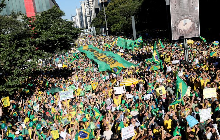 Pessoas participam de manifestao pr-governo na avenida Paulista em So Paulo, Brasil, em 26 de maio de 2019