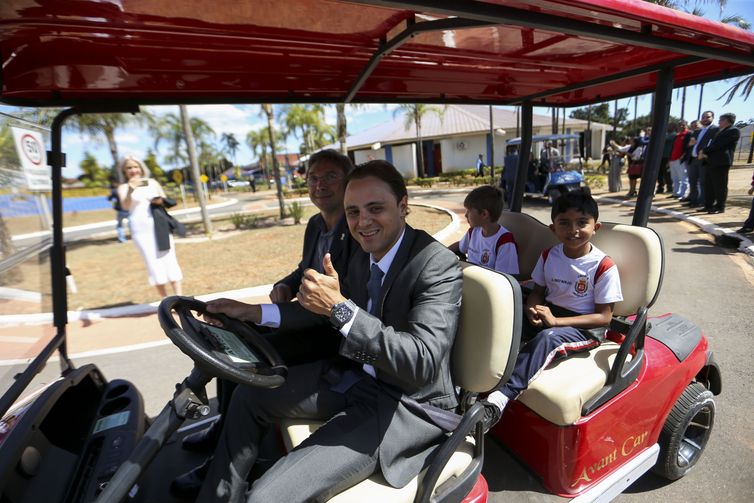 O piloto brasileiro Felipe Massa, embaixador da FIA para assuntos de segurança viária, durante visita à  Escola Vivencial de Trânsito, conhecida como Transitolândia.