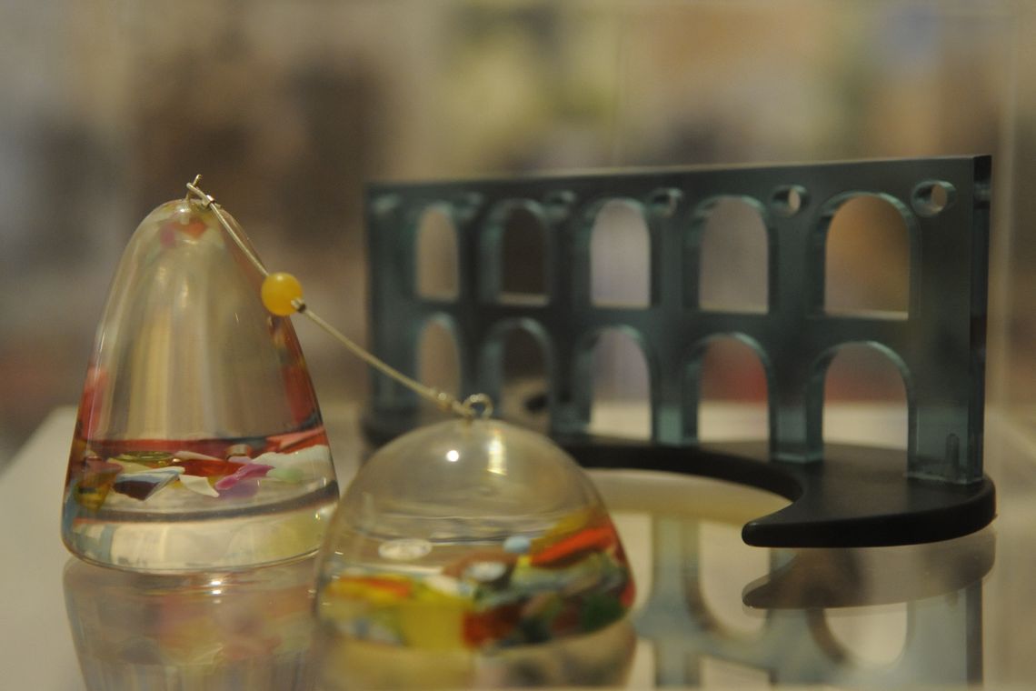 16 17:20:24 A exposição Com do Rio da Cabeça aos Pés: sem medo de ser Kitsch mostra a representação do RJ em souvenires desde os anos 20 até trabalhos contemporâneos no Centro Carioca de Design (Fernando Frazão/Agência Brasil)