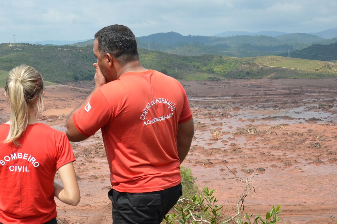 07 13:20:53 Mariana (MG) - Trabalho de buscas do Corpo de Bombeiros no distrito de Bento Rodrigues, zona rural de Mariana, em Minas Gerais (Antonio Cruz/Agência Brasil)