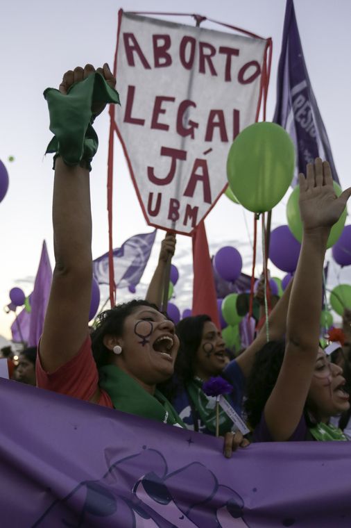 Fabio Rodrigues Pozzebom/Agência Brasil Participantes do Festival Pela Vida das Mulheres caminham do Museu Nacional da República até o Supremo Tribunal Federal (STF). Em frente à Corte, as ativistas fizeram um ato em defesa da descriminalização do aborto.