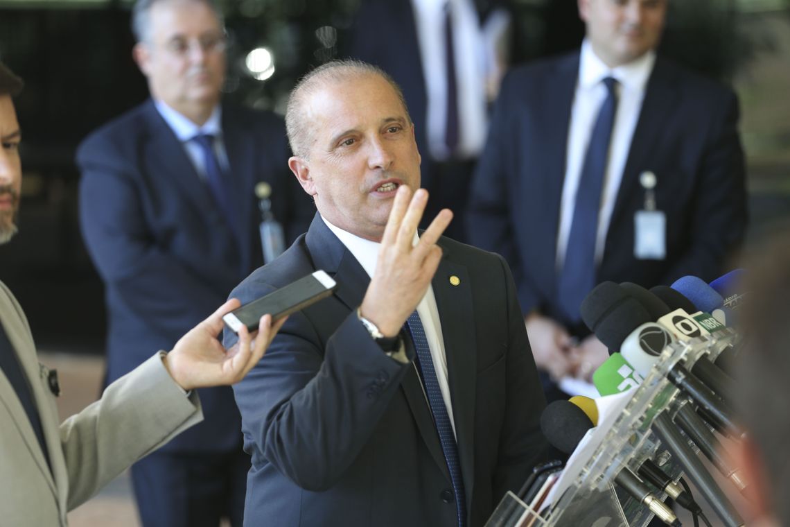 O ministro do governo de transição do presidente eleito Jair Bolsonaro, Onyx Lorenzoni, fala à imprensa no Centro Cultural Banco do Brasil (CCBB), em Brasília.
