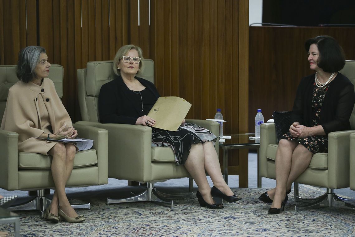José Cruz/Agência Brasil O Conselho Nacional de Justiça (CNJ) promove o seminário Elas por Elas, na sede do Supremo Tribunal Federal (STF). Na foto, a presidente do STF e do CNJ, ministra Cármen Lúcia, a ministra do STF e presidente do TSE, Rosa Weber e a procuradora
