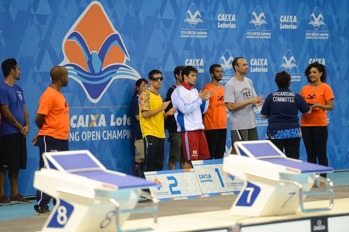 Fernando Frazão/Agência Brasil Rio de Janeiro - Kimura Keiichi, do Japão, Urbano Herrera, da Colômbia, e o brasileiro Marcio dos Santos no pódio dos 100 metros nado peito do evento-teste de natação paralímpica no Estádio Aquático (Fernando Frazão/Agência Brasil)