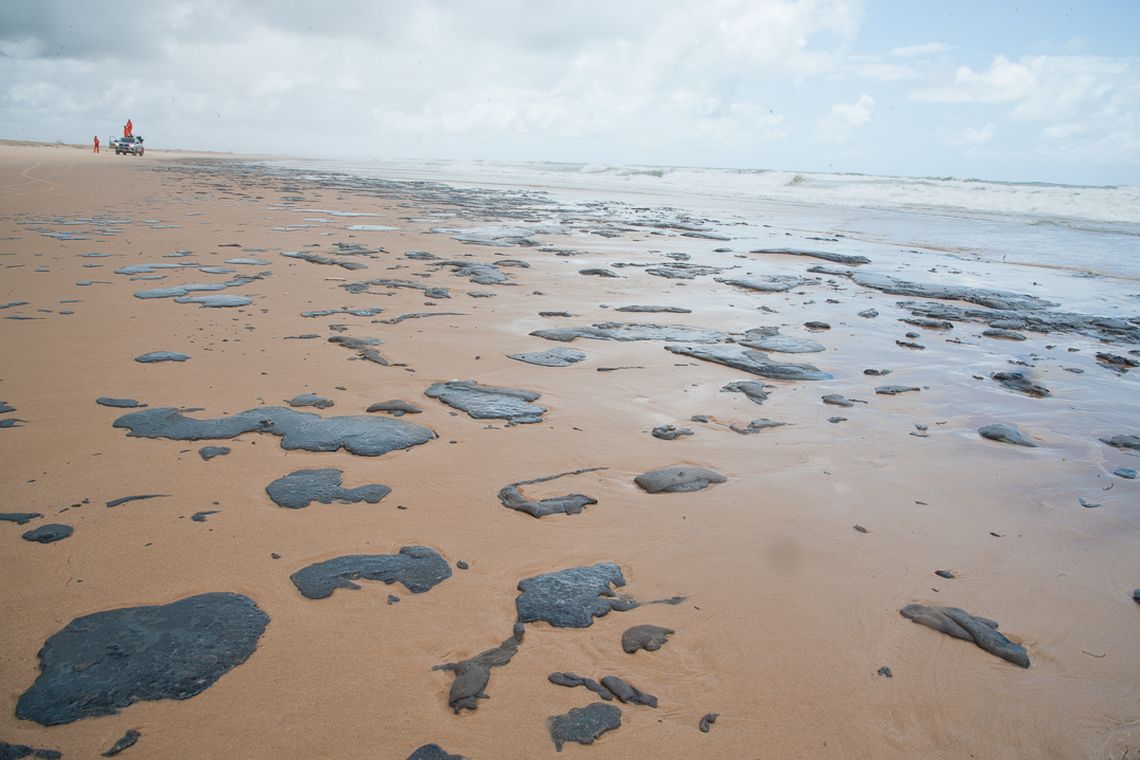 manchas de óleo na praia