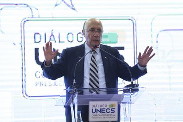 O candidato à Presidência da República, Henrique Meirelles, do MDB, discursa durante o evento, Diálogos Eleitor, realizado pela União Nacional de Entidades do Comércio e Serviços (Unecs).