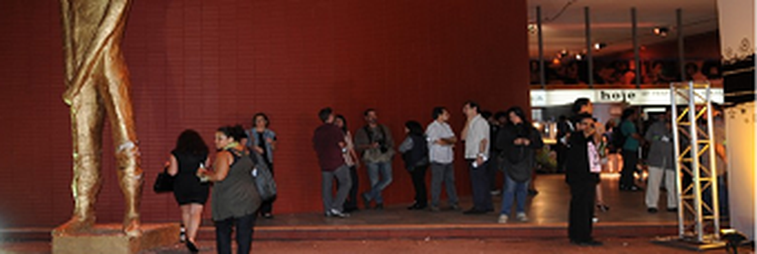Festival de Cinema de Brasíliaa O festival em 2013 voltará para o local onde ocorre tradicionalmente, o Cine Brasília. O cinema está em reforma e, no ano passado, a mostra teve como sede o Teatro Nacional Cláudio Santoro.