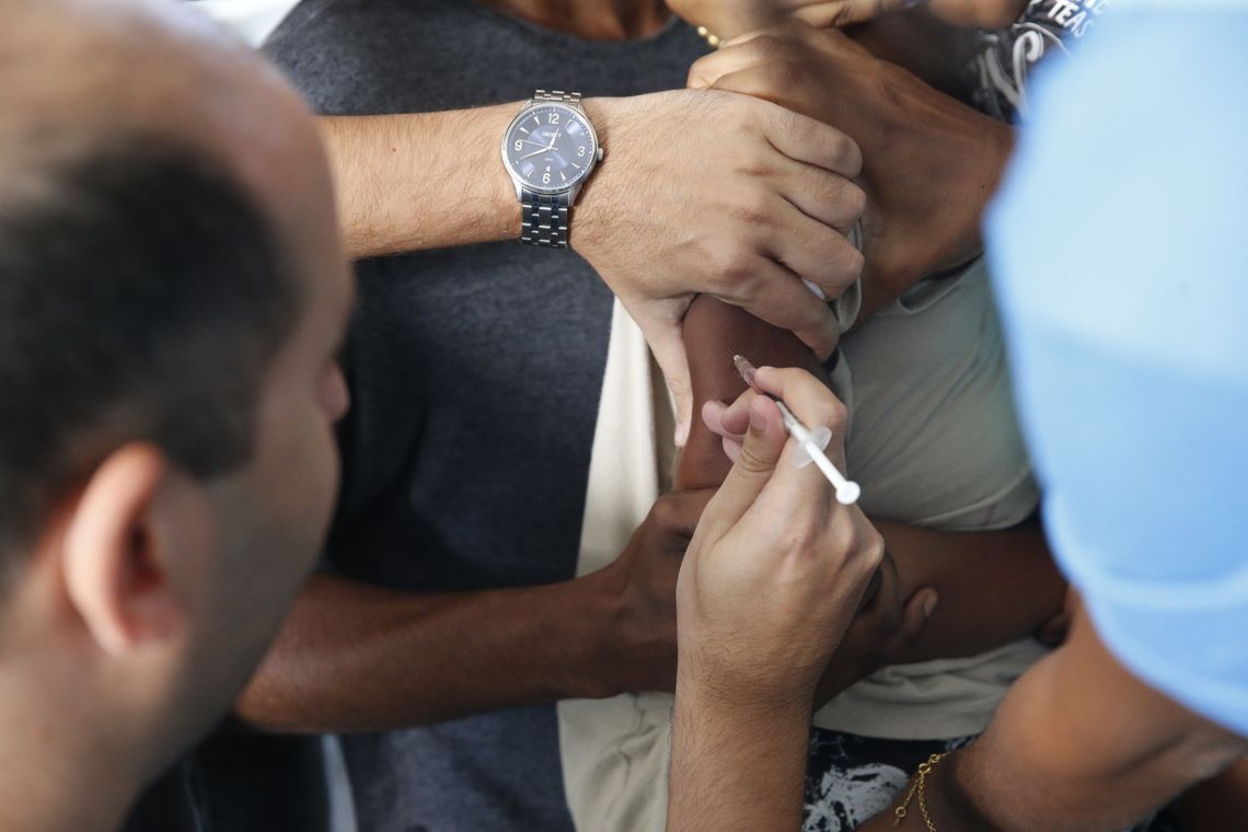 Fernando Frazão/Agência Brasil/Agência Brasil Crianças são imunizadas na tenda de vacinação instalada na Quinta da Boa Vista para a campanha contra a poliomielite e o sarampo, prorrogada até o dia 22/09 no estado do Rio de Janeiro.