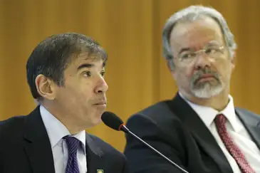 O representante da UNODC no Brasil, Rafael Franzini, e o ministro da Segurança Pública, Raul Jungmann, durante cerimônia de assinatura de protocolo de intenções para criação do Centro Internacional para Segurança Pública no Brasil.