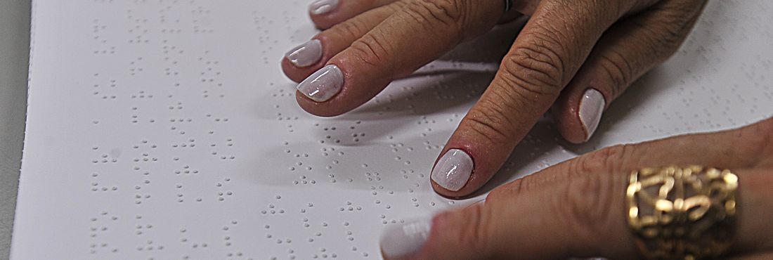 Livros em braille para pessoas com deficiência visual