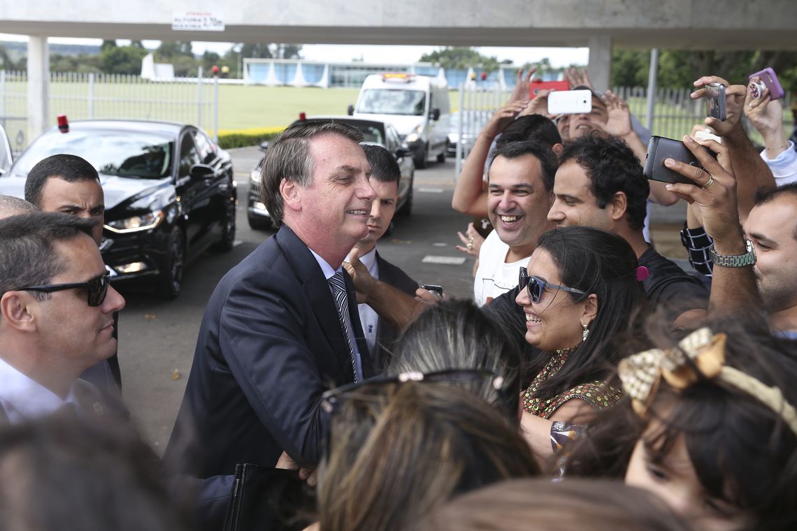 Antonio Cruz/Agência Brasil Presidente Jair Bolsonaro cumprimenta populares na saída do Alvorada