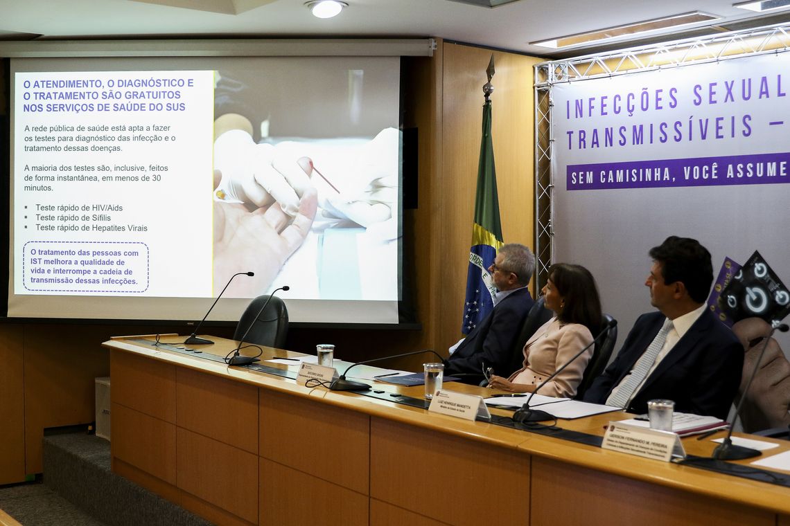 Wilson Dias/Agência Brasil Os representante da Federação Brasileira das Sociedades de Ginecologia e Obstetrícia, Geraldo Duarte, da OPAS, Socorro Gross e o ministro da saúde, Luiz Henrique Mandeta, durante lançamento da nova campanha de prevenção às IST