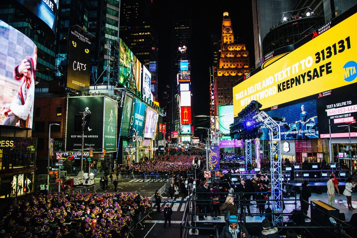 ALBA VIGARAY/Lusa Nova York - Milhares de americanos e turistas celebram a virada do ano na Times Square, em Nova York (ALBA VIGARAY/Lusa)
