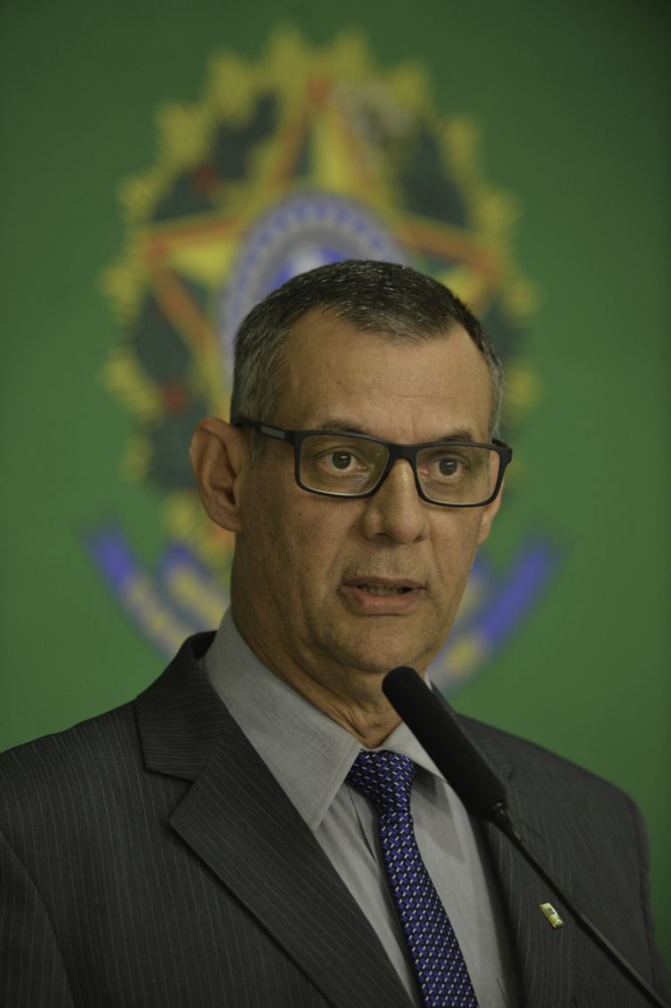 O porta-voz da Presidência da República, Otávio do Rêgo Barros, fala à imprensa, no Palácio do Planalto.