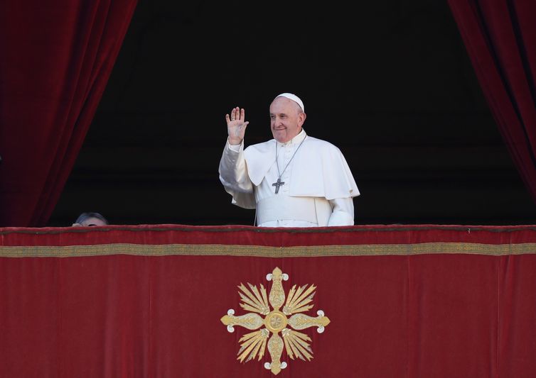 Pope Francis arrives to deliver the &quot;Urbi et Orbi&quot; Christmas Day message from the main balcony of St. Peter&#039;s Basilica at the Vatican, December 25, 2019. REUTERS/Yara Nardi