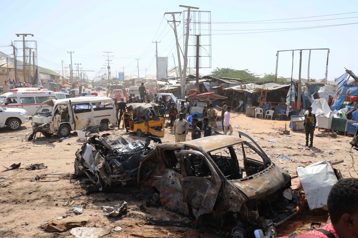 Cena da explosão de um carro em Mogadíscio, na Somália, no sábado (28) 