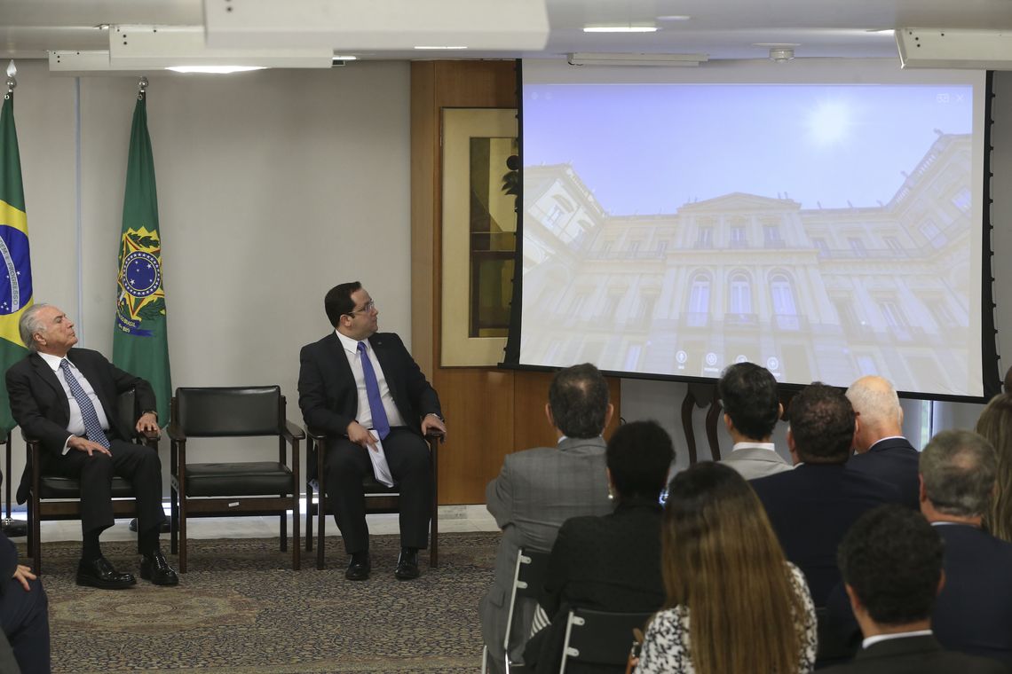 Valter Campanato/Agência Brasil O presidente Michel Temer e o ministro interino da Educação, Henrique Sartori, durante cerimônia de assinatura da MP que cria a Agência Brasileira de Museus (Abram).
